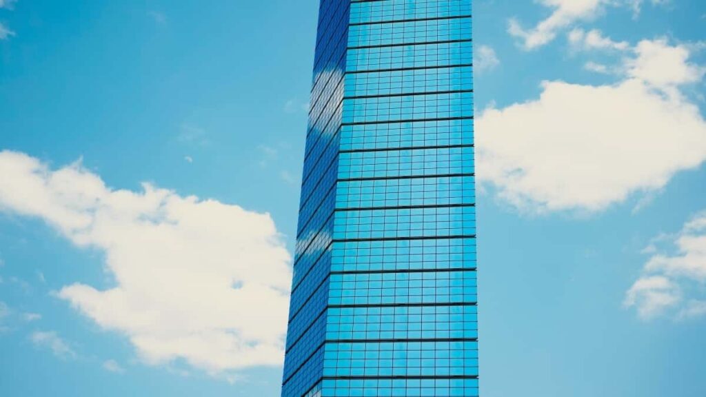 Praktican vodic za oglasivace iz Srbije: kako identifikovati, kontaktirati i pokrenuti viralne unboxing kampanje sa maarskim Netflix kreatorima.